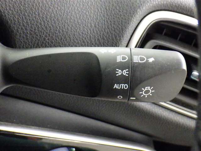 【オートライト】車外の明るさに応じて、自動的にライトの点灯・消灯をしてくれます。