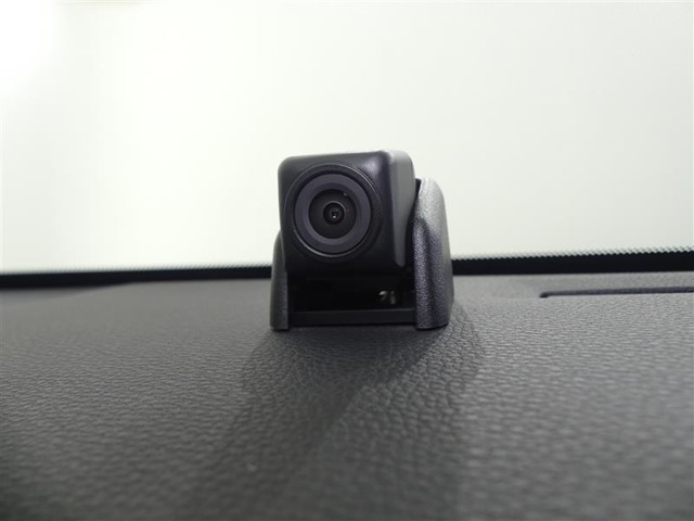 ダッシュボードに設置されたカメラは、後方を含めた車両周辺を映し出す周辺環境録画カメラです。