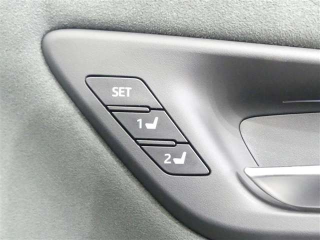 運転席のシートポジションを記憶・再現できるメモリー機能を搭載しています。