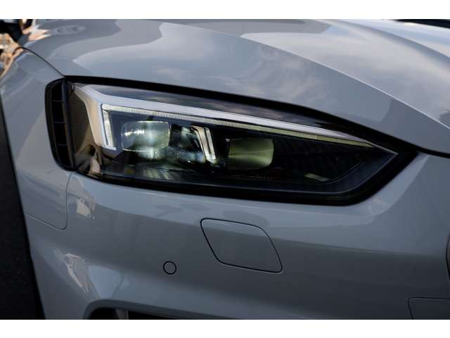 マトリクスＬＥＤヘッドライトは車両に搭載されたカメラとソフトウェアによって感知・解析し、周囲の状況、対向車や先行車両の位置に合わせてヘッドライトの照射を自動調整します。