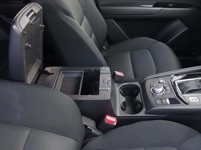 運転席のアームレスト付き大型コンソールボックス。中にはシガーソケット、USB端子２つ、AUXジャックが装備されております