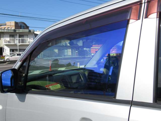 運転席ガラス・助手席ガラスに人気のゼノン2ゴーストフィルムを貼りました！！太陽の光で外から見ると綺麗に発色します！車内からの視認性はノーマル状態とほぼ変わりありません。