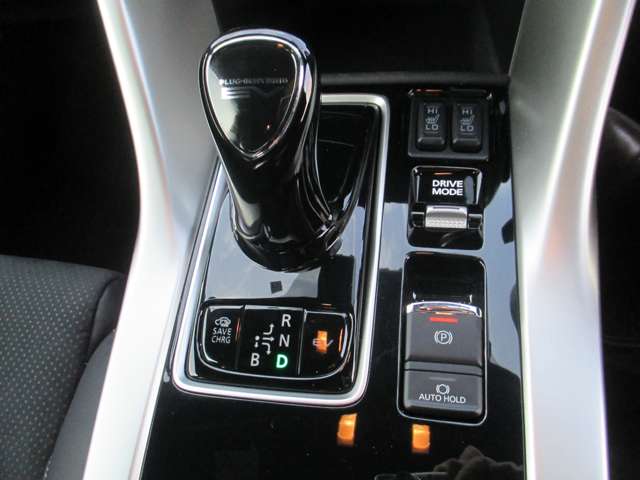 センターコンソールにはシートヒータースイッチやドライブモード選択スイッチが集約されています。