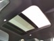 【スライディングパノラミックルーフ】　英国は偏西風の影響もあり曇りが多いことが多く少しでも光を車内に取り込むスライディングパノラミックルーフは人気装備です。