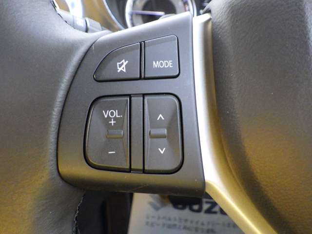 【ステアリングオーディオスイッチ】手元で操作ができるので、運転中も視線を逸らすことなく集中できます！とっても便利です♪※対応のナビ・オーディオと連動。