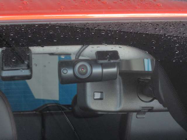 フロント+車室内ドライブレコーダー！社内および車側面の撮影記録が駐車時の安心を高めるとともに走行中の幅寄せ対策や後方撮影（リヤガラス越し）にも対応♪