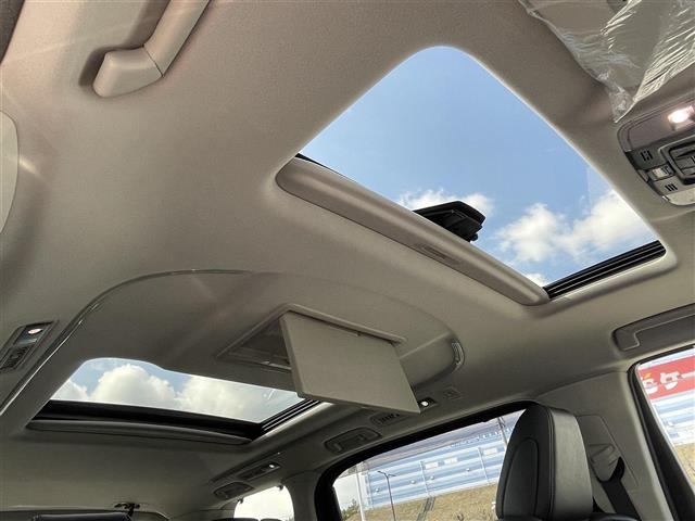 【ツインムーンルーフ】解放感溢れるトヨタのサンルーフです！車内には爽やかな風や太陽の穏やかな光を取り込みます。頭上のスイッチでムーンルーフを開閉・チルトアップ／ダウンできます。