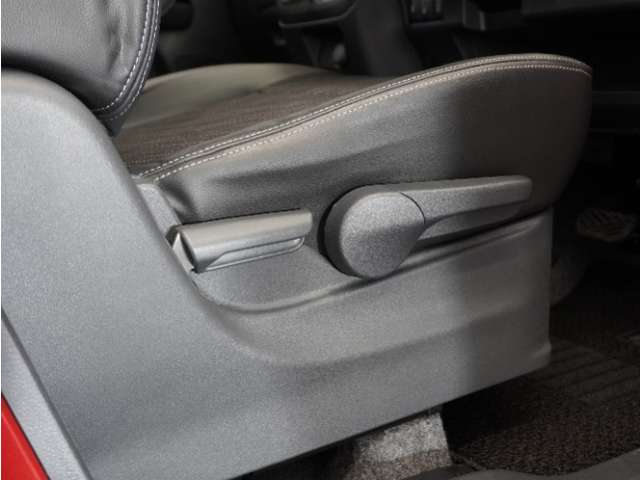 ◆シートハイトアジャスター◆運転席を上下に高さ調節ができます！運転ポジションを体格に合わせてシート調整できます。