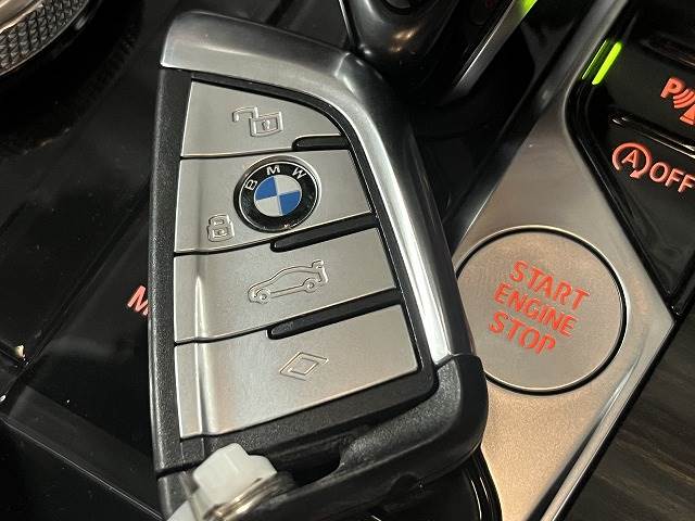 ※BMW※【コンフォートアクセス】キーを身につけている状態なら、ドアに付いているスイッチを押すだけで、ドアロックの開閉ができる機能。エンジン始動も便利です
