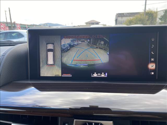 ★パノラミックビューモニター★運転席周辺のカメラからディスプレイに表示され「VIEW」のスイッチで映像を切り替える事ができます。駐車時などには安心な装備です♪