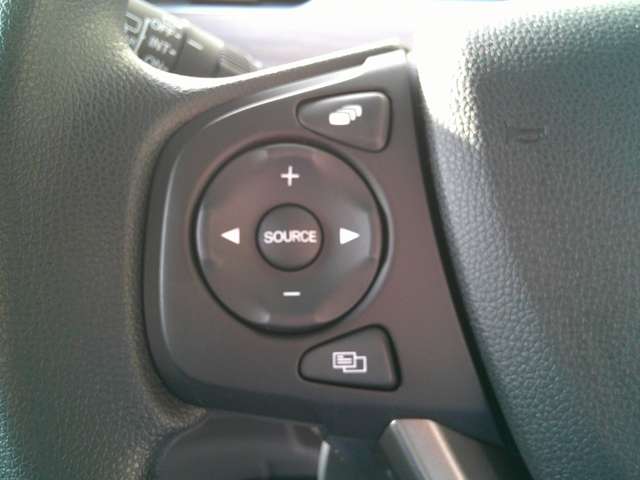 運転中でも手を離さずにオーディオ等の操作ができる『ステアリングスイッチ』機能があります！
