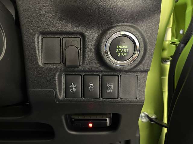 スマートキーです。プッシュボタンでエンジンをかけるタイプです。アイドリングストップ機能付いています。
