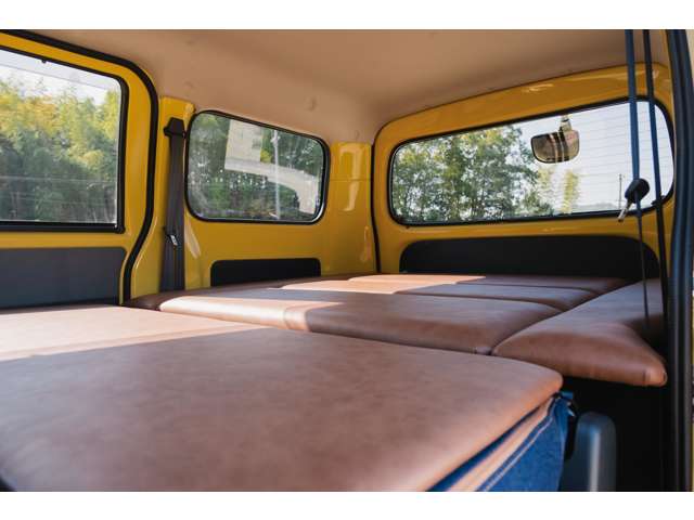 寝心地のいいボードは中央部分を外すことで、ベンチの様な使い方も可能☆車中泊時の使い方の幅も広がります♪