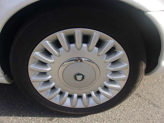 リヤのタイヤと純正ホイールです。フロント同様ホイールには目立つようなキズも無く、タイヤの残り溝も有り、まだまだご使用して頂けます！