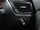 明るさを感知してヘッドライトを自動点灯するオート機能付き。ドアロック開錠と同時に、LEDスモールライトリングが点灯する機能は、BMWオーナーの心を刺激します。