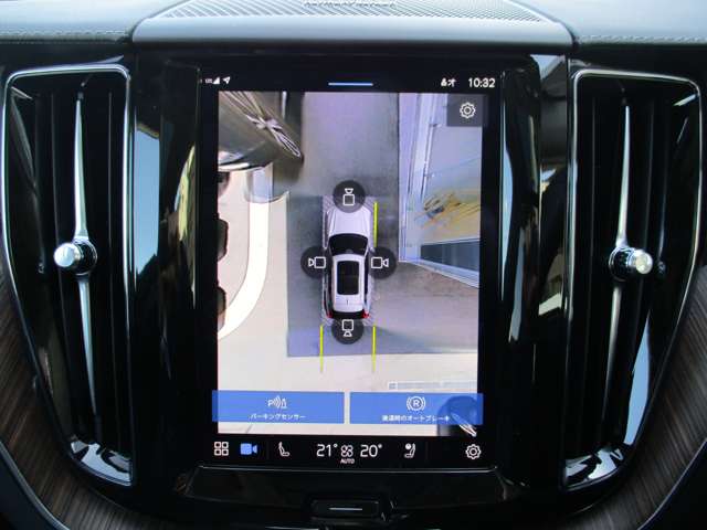 360°ビューカメラ：車両の周囲に装備されている4個のカメラ（フロントグリル、左右ドアミラー、テールゲート）を使用して、車両を真上から見下ろしている画像を作成し、センターディスプレイに表示します。