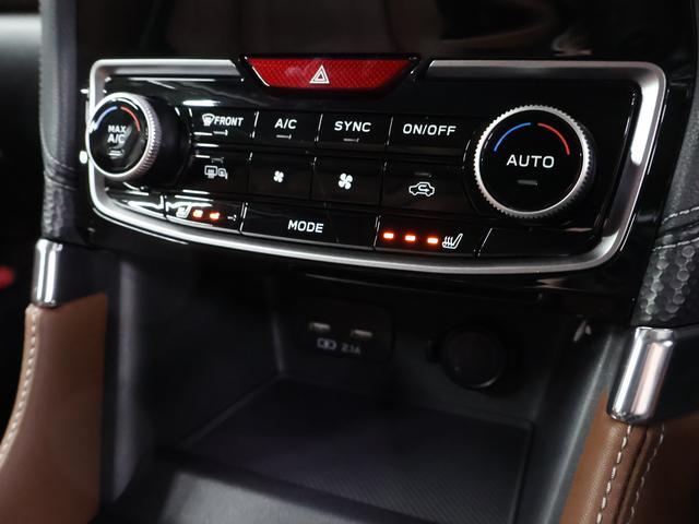 空調は運転席側、助手席側それぞれで温度調整ができるフルオートエアコン。
