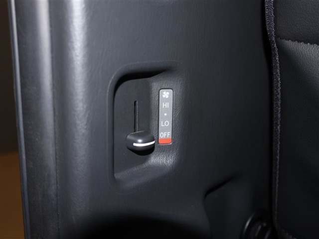 運転席でメインスイッチＯＮしておくと後席でリヤヒーターの風量調整が出来ますので、広い空間（特に足元）がすぐに暖かくなります。