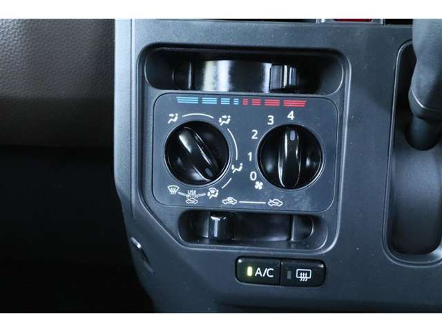 シンプルで使いやすい位置にスイッチがあるマニュアルエアコン搭載車です