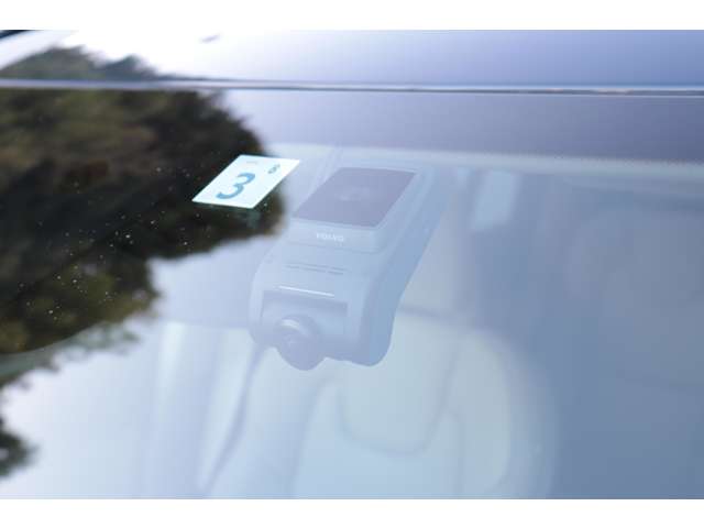 ボルボの純正ドライブレコーダーを装備。走行中だけでなく、駐車中もしっかり監視してくれます。