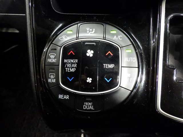 「デュアルオートエアコン」運転席と助手席で、それぞれお好みに合わせて温度設定ができます