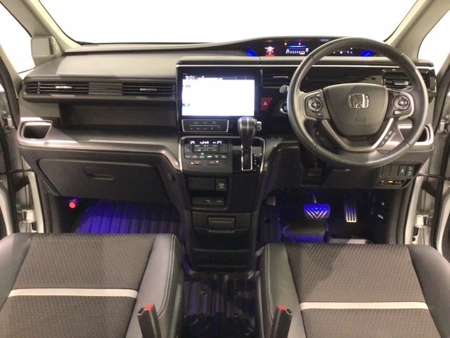 ★運転席の周りには手の届く範囲に、Hondaセンシング用のメインスイッチ・両側電動スライドドアの操作スイッチ・ＥＴＣがついています。他にスマートフォンの充電可能なUSB端子などたくさんの装備がついてい