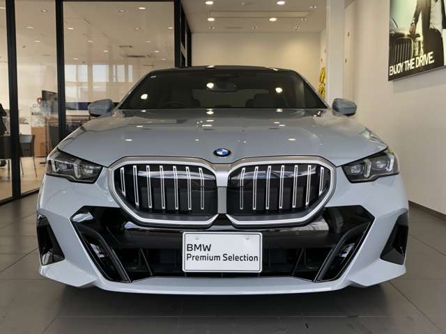【BMWの伝統-１】BMWの特徴的な“キドニーグリル”は、80年以上続く伝統の形でございます。変わらないこだわりのデザインが、プレミアムブランド“BMW”を創り出します。