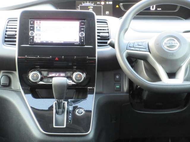 すっきりした運転席周りにはナビやエアコンの操作パネルを設置しておりますので、お一人での運転でもご安心できます。