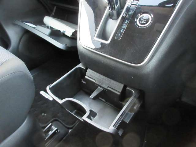 運転席と助手席のシートバックに収納式のトレイ付きドリンクホルダーを装備しています。ドライブの時など便利です。