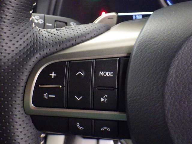 ステアリングスイッチ装備！運転しながら手元でオーディオの操作などができます。