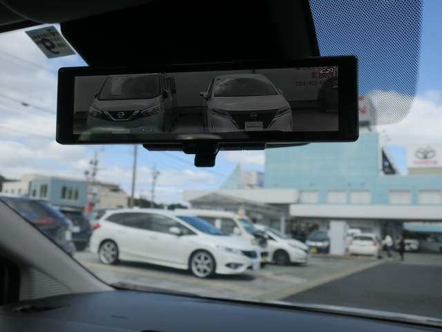 スマートルームミラーは後席がフル乗車でもカメラの画像で後方をハッキリ確認できます。