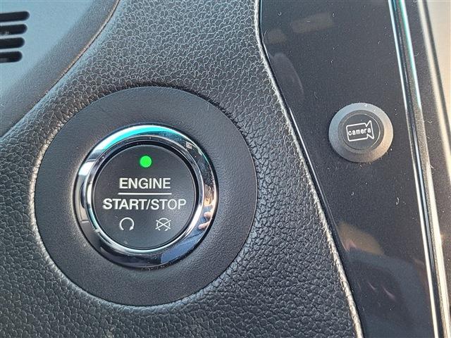２０１５年モデルよりプッシュスタートが標準装備化されました！ エンジンスタートボタンの右にあるボタンは助手席Ａピラーにあるフロントサイドモニターの切り替えボタンです。