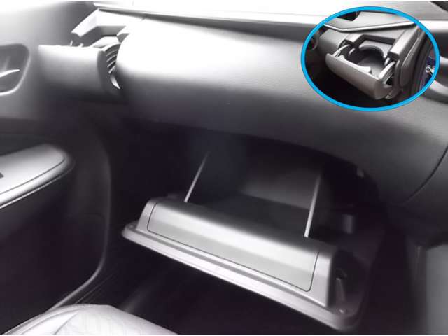 グローブボックスと収納式カップホルダー （カップホルダーは運転席側にもございます。）