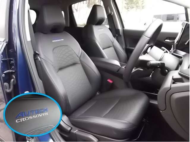 運転席＆助手席   運転席にはシートリフター（高さ調整機能）付きなので身長に関係なく運転しやすいポジションがとれます。 中央部に「ＡＵＴＥＣＨ ＣＲＯＳＳＯＶＥＲ」刺繍