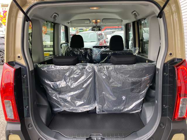 後席のシート背面とデッキボード表面は防水加工がしてあるので濡れた荷物も気にせず載せられます♪ふき取りも簡単なので使い勝手も良き（＾＾♪