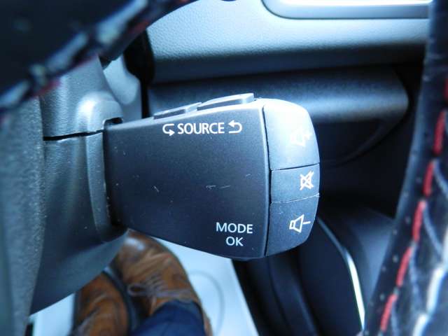 オーディオ操作などが可能なステアリングスイッチ付いてます。ひと昔前は高級車専用の装備でした。ハンドルから手を離さずに操作出来ますので安全運転に貢献します。