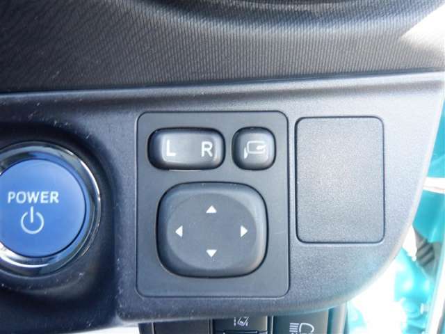 ミラーをドライバーに適した位置に、●調節＆格納●するのがボタン一つ♪ 指紋などの汚れも付きません（＾＾）