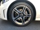左前タイヤ。質感高くスポーティーなデザインのAMG18インチアルミホイール。