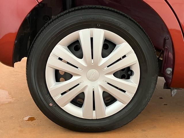 【ホイールキャップ】自動車の車輪の外側取り付け部につける円盤状のおおいで、締め付けボルトなどを保護し装飾をも兼ねてますよ☆