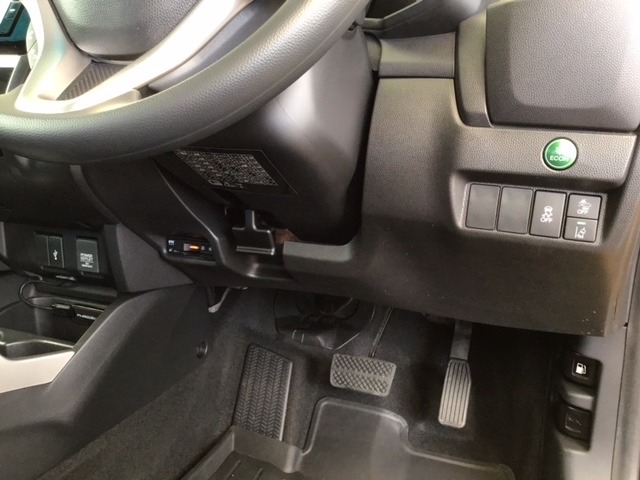左側に高速で便利なETCがあり、燃費をよくするＥＣＯＮ、横滑りを防ぐＶＳＡなどのスイッチは、運転席の右側、手の届きやすい位置にあります。