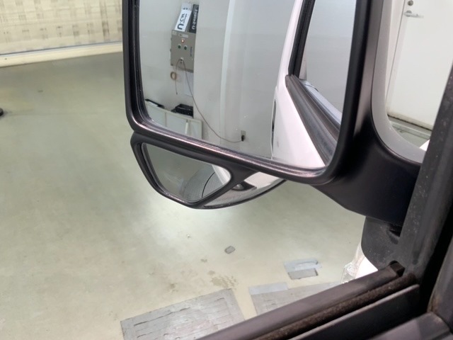 助手席側ドアミラー下部にプリズムアンダーミラーを内蔵して死角を低減します。
