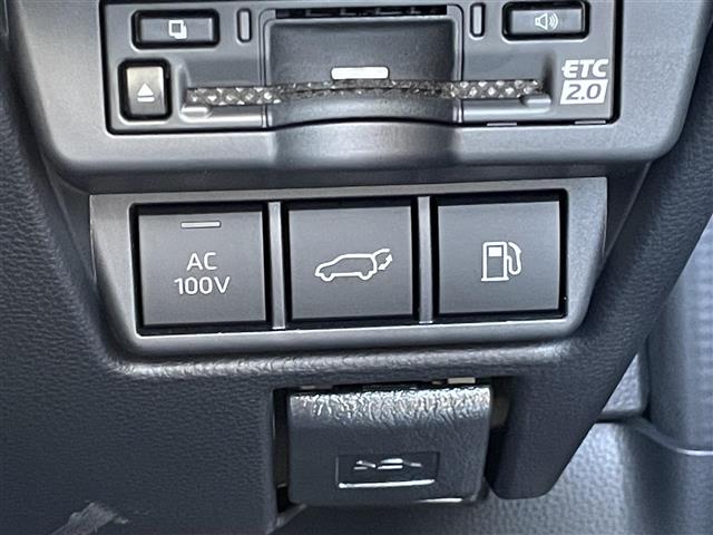 【パワーバックドアスイッチ】ボタンを一発押すだけでトランクが開きますので女性の方でも容易にトランクの開閉が可能です。