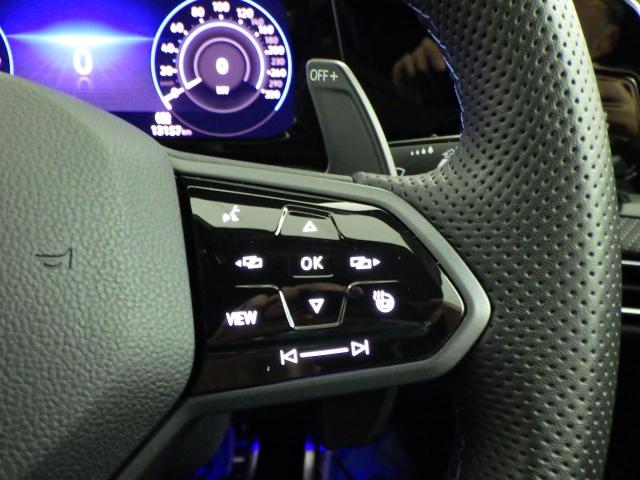 マルチファンクションスイッチつきの本革巻きステアリングは、より安全な長時間ドライブをサポートします。