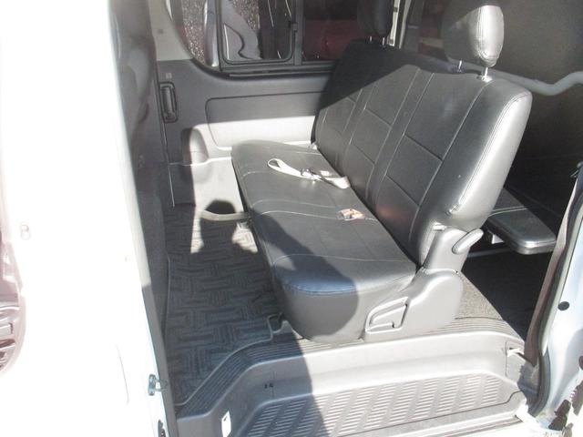 セカンドシートは商用車にありがちな最低限なシートではなく、ヘッドレストやリクライニング機能も備わっている実用的なシートです♪ブラックのシートカバーが◎