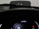 ヘッドアップディスプレイは車速やナビゲーションのルート案内の矢印表示、チェックコントロールなどさまざまな情報を投影します。