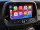 「Apple CarPlay」と 「Android Auto」に対応しており、お使いのスマートフォンを車につなぐと、電話、メッセージの送受信、ミュージック、ナビゲーションといった機能をタッチスクリーン上で操れます。