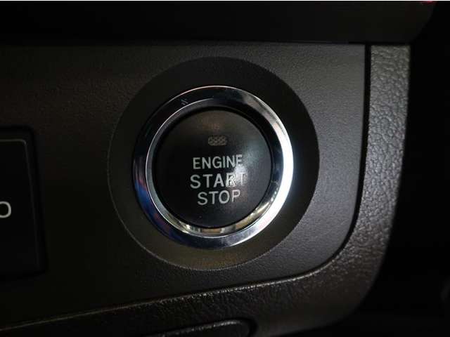 エンジン起動はブレーキを踏みながらパワースイッチを押すだけ。簡単操作でスマート発進