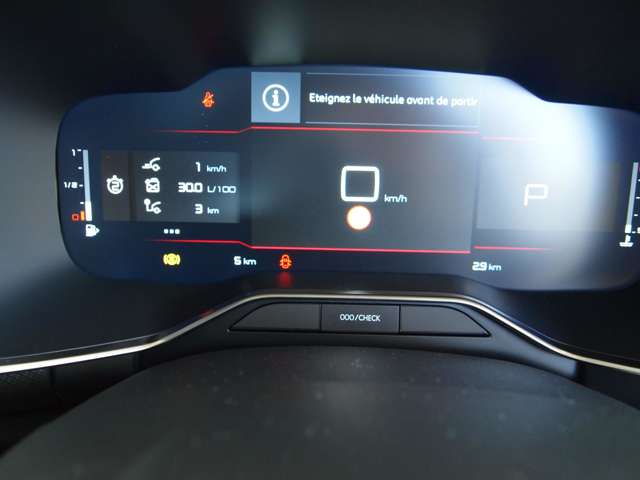 12.3インチのフルデジタルパネルはスピードメーター、タコメーター、トリップコンピューターを表示します。スピードメーターはシトロエン伝統のボビンメーター表示です