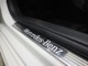 「Mercedes-Benz」ロゴが点灯するイルミネーテッドステップが乗員を出迎えてくれます。