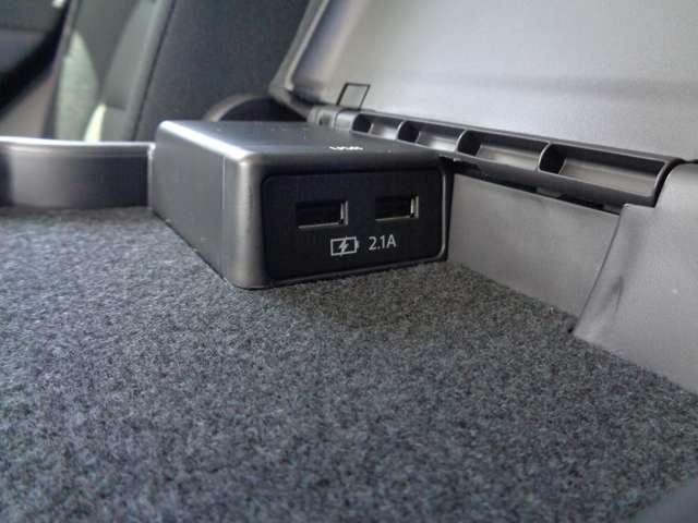 【カップホルダー/USB充電口】セカンドシート中央部に折り畳み式のひじ掛けがついております♪内部にUSB充電口が2口ついておりますので、後席でのスマートフォンの充電も可能です♪